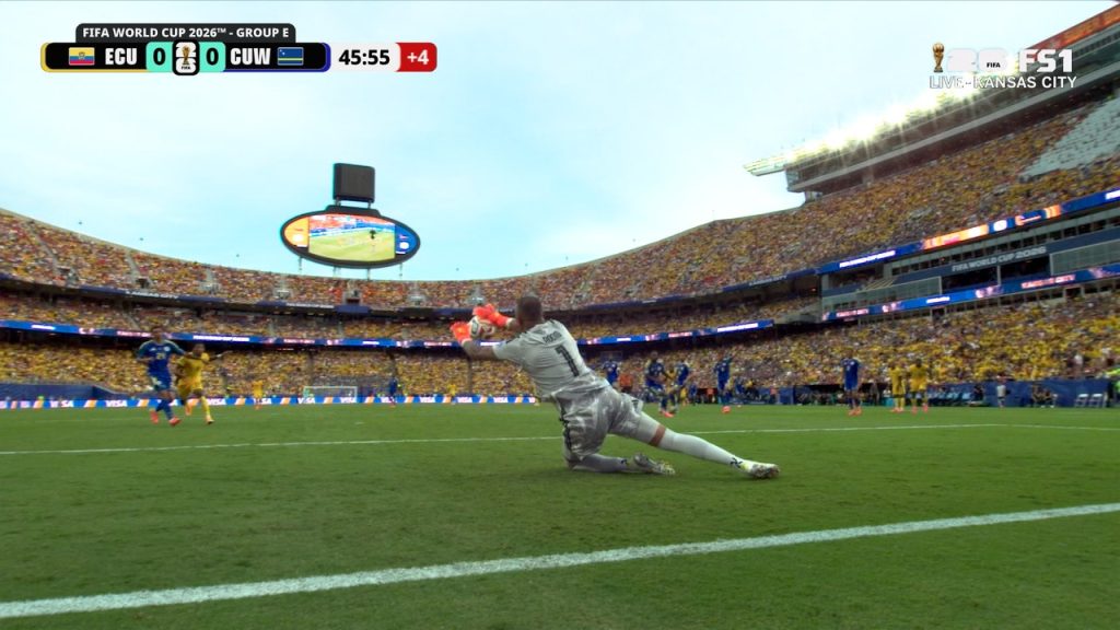 Curaçao goalkeeper Eloy Room produces notable save to maintain level score against Ecuador (Photo by: foxsports.com)
