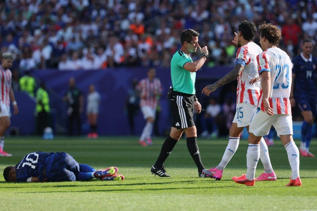 Debate emerges over referee conduct at World Cup amid calls for greater player protection (Photo by: nyt.com)