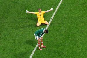 Ten-man England advance to World Cup quarter-finals following Azteca stadium contest (Photo by: nyt.com)