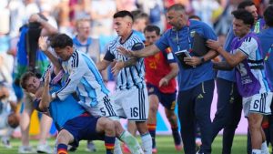 FIFA suspends three Argentina players including Paredes over World Cup final incident (Photo by: cnn.com)